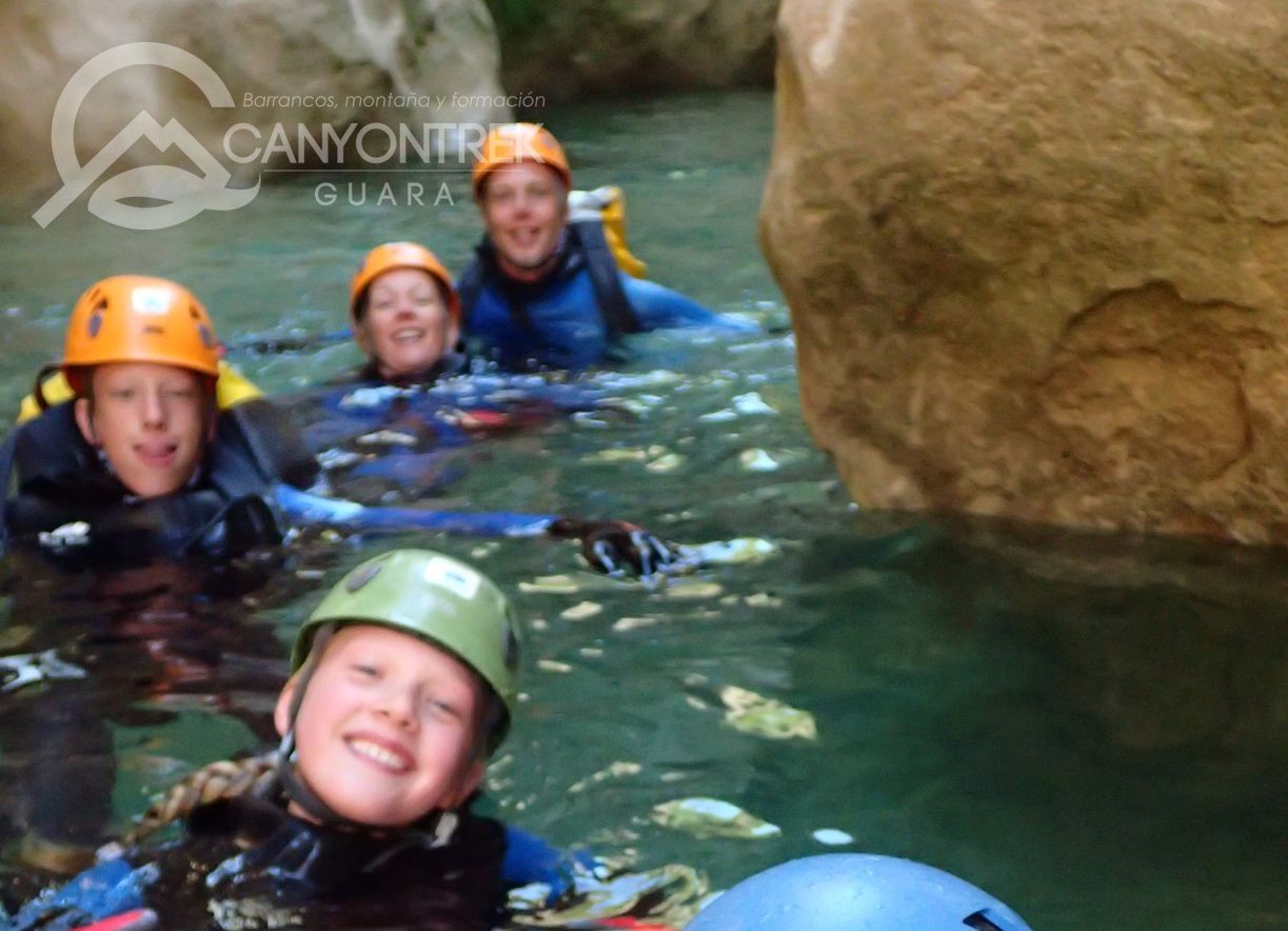 Le familles s'amusent beaucoup avec Tania aux canyons