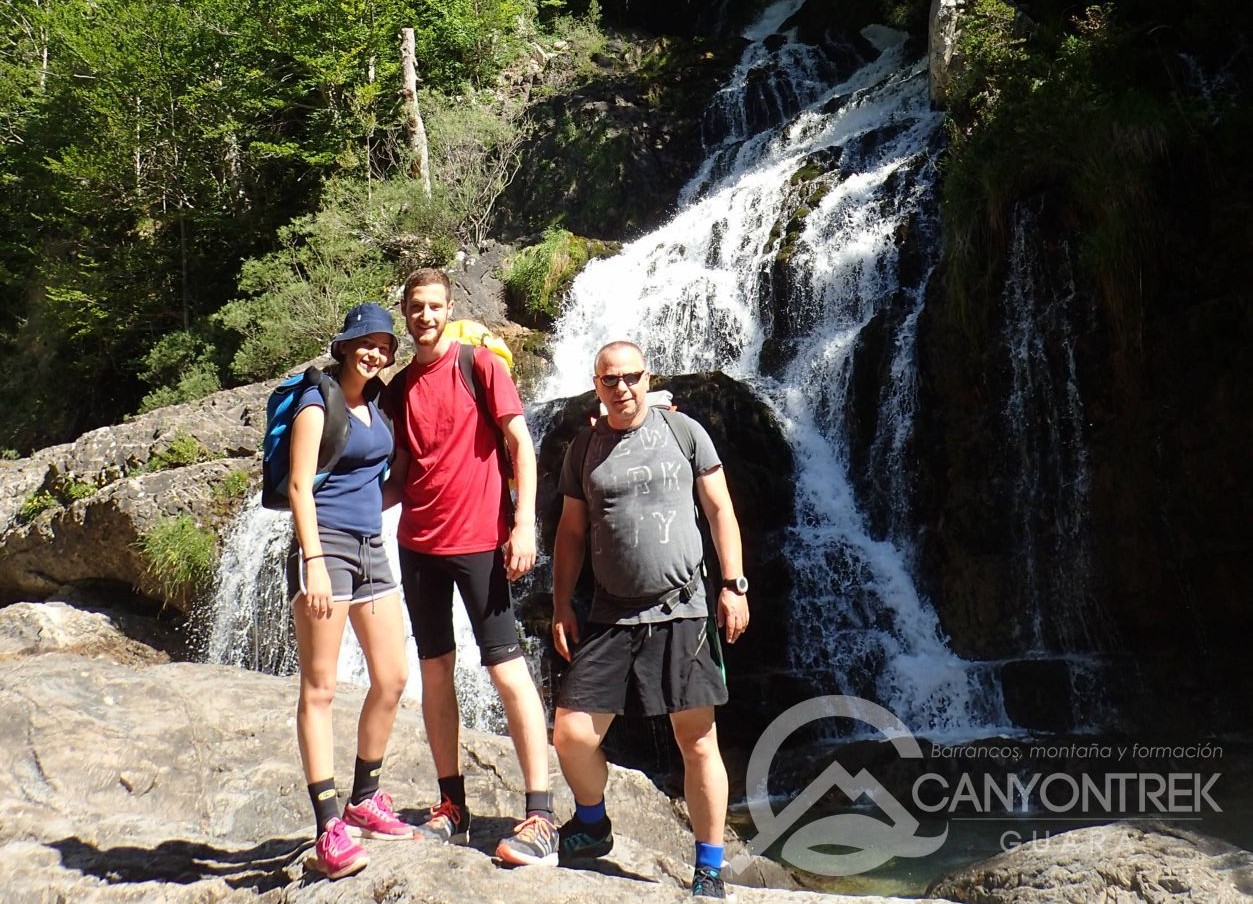 Famille dans les Mont Perdu: canyoning en Escuain